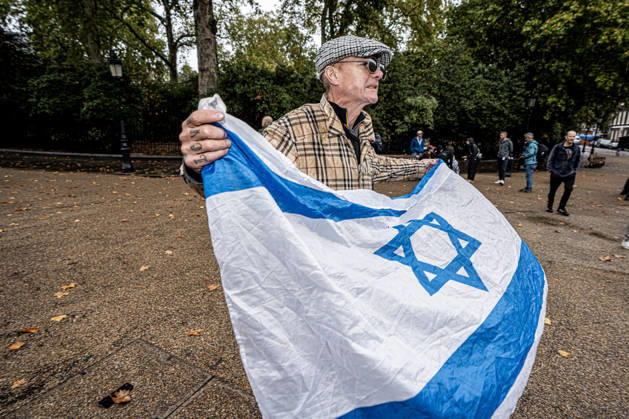 Pro-Israeil counter protestors challenge pro-Palestine demonstrators in London, UK - 7 OCT 2026. A old man seen holding a flag (Israeli flag) during the protest . Pro-Palestine activists from Central London Universities chose the 3rd anniversary of the October 7th attack by Hamas to protest against Israel’s war on Gaza. They clashed en route with pro-Israeli counter protestors. The demonstration was arranged by an inter-uni coalition that includes King’s College and LSE. London United Kingdom Copyright: xLabxMox xSOPAxImagesx LabMO_Oct_7th_Uni_Protest_SOPA_38