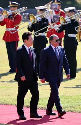 S. Korea-Egypt summit S. Korea-Egypt summit Egyptian President Abdel Fattah El-Sisi (R), accompanied by South Korean President Lee Jae Myung, inspects an honor guard as they attend a welcome ceremony for the Egyptian leader prior to their summit talks at the presidential office Cheong Wa Dae in Seoul on Oct. 8, 2026. (Yonhap) 2026-10-08 11:26:56 <Copyright ¨Ï 1980-2026 YONHAPNEWS AGENCY. .> ¼­¿ïÆ¯º°½Ã EDITORIAL USE ONLY  Copyright: xx Korea-Egypt ???x yonphotos257505