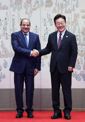 S. Korea-Egypt summit S. Korea-Egypt summit South Korean President Lee Jae Myung (R) poses for a photo with Egyptian President Abdel Fattah El-Sisi prior to their summit talks at the presidential office Cheong Wa Dae in Seoul on Oct. 8, 2026. (Yonhap) 2026-10-08 11:27:05 <Copyright ¨Ï 1980-2026 YONHAPNEWS AGENCY. .> ¼­¿ïÆ¯º°½Ã EDITORIAL USE ONLY  Copyright: xx Korea-Egypt ???x yonphotos257506