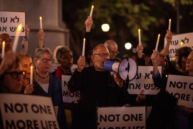 October 7, 2026, New York, New York, USA: The Union Square candlelight vigil organized by the group Israelis for Peace on October 7th 2026 went on in spite of loud protests by pro-Palestinian activists. Several public officials, including New York City mayor ZOHRAN MAMDANI, joined the group in commemorating the Israeli lives lost on Ocotober 7th 2023 despite the protests. New York USA  - ZUMAh214 20261007_znp_h214_005 Copyright: xSDxHerzogx