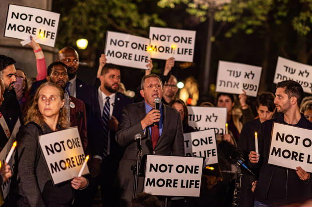 October 7, 2026, New York, New York, USA: The Union Square candlelight vigil organized by the group Israelis for Peace on October 7th 2026 went on in spite of loud protests by pro-Palestinian activists. Several public officials, including New York City mayor ZOHRAN MAMDANI, joined the group in commemorating the Israeli lives lost on Ocotober 7th 2023 despite the protests. Congrssional candidate BRAD LANDER speaks at the podium. New York USA  - ZUMAh214 20261007_znp_h214_007 Copyright: xSDxHerzogx