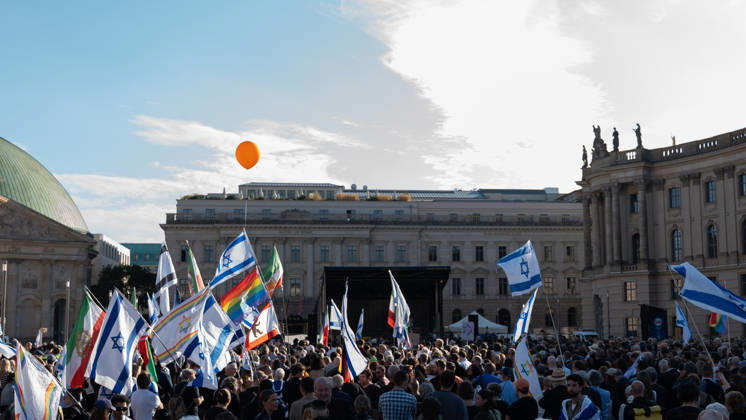 Gedenkfeier auf dem Bebelplatz in Berlin-Mitte, Zentrum der deutschen Hauptstadt;Gedenkveranstaltung 3. Jahrestag Terroranschlag der Hamas in Israel 7. Oktober. Nie vergessen. Niemals schweigen., Berlin Berlin Deutschland Bebelplatz