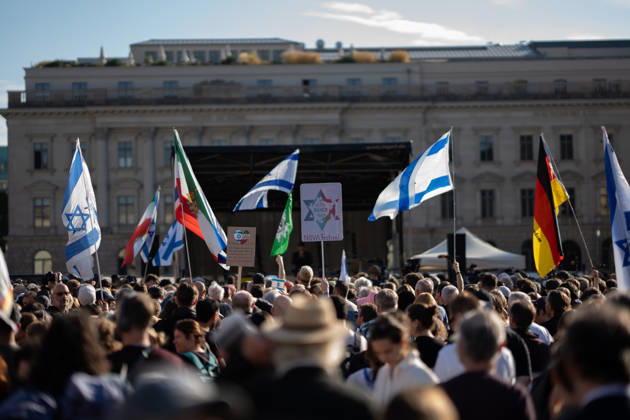 Gedenkfeier auf dem Bebelplatz in Berlin-Mitte, Zentrum der deutschen Hauptstadt;Gedenkveranstaltung 3. Jahrestag Terroranschlag der Hamas in Israel 7. Oktober. Nie vergessen. Niemals schweigen., Berlin Berlin Deutschland Bebelplatz