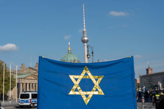 Gedenkfeier auf dem Bebelplatz in Berlin-Mitte, Zentrum der deutschen Hauptstadt;Gedenkveranstaltung 3. Jahrestag Terroranschlag der Hamas in Israel 7. Oktober. Nie vergessen. Niemals schweigen., Berlin Berlin Deutschland Bebelplatz