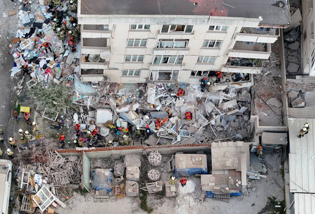 Partial collapse occurs in 7-story building in Istanbul s Maltepe district ISTANBUL, TURKIYE - OCTOBER 8: An aerial view shows search and rescue operations underway after the lower floors of a seven-story building partially collapse in the Maltepe district of Istanbul, Turkiye, on October 8, 2026. Murat Sengul Anadolu Istanbul Turkey. Editorial use only. Please get in touch for any other usage.  Copyright: x2026xAnadoluxMuratxSengulx