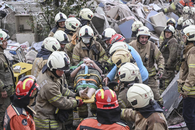 Partial collapse occurs in 7-story building in Istanbul s Maltepe district ISTANBUL, TURKIYE - OCTOBER 8: Search and rescue teams evacuate an injured person on a stretcher before the injured person is taken to a hospital by ambulance after the lower floors of a seven-story building partially collapse in the Maltepe district of Istanbul, Turkiye, on October 8, 2026. Murat Sengul Anadolu Istanbul Turkey. Editorial use only. Please get in touch for any other usage.  Copyright: x2026xAnadoluxMuratxSengulx