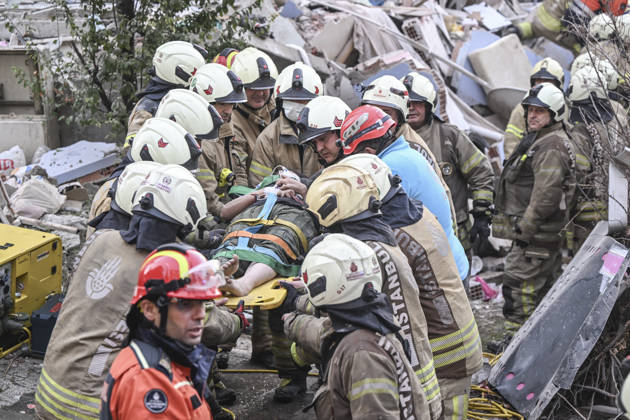 Partial collapse occurs in 7-story building in Istanbul s Maltepe district ISTANBUL, TURKIYE - OCTOBER 8: Search and rescue teams evacuate an injured person on a stretcher before the injured person is taken to a hospital by ambulance after the lower floors of a seven-story building partially collapse in the Maltepe district of Istanbul, Turkiye, on October 8, 2026. Murat Sengul Anadolu Istanbul Turkey. Editorial use only. Please get in touch for any other usage.  Copyright: x2026xAnadoluxMuratxSengulx