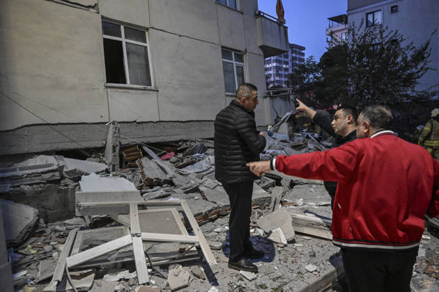 Partial collapse occurs in 7-story building in Istanbul s Maltepe district ISTANBUL, TURKIYE - OCTOBER 8: Search and rescue teams evacuate an injured person on a stretcher before the injured person is taken to a hospital by ambulance after the lower floors of a seven-story building partially collapse in the Maltepe district of Istanbul, Turkiye, on October 8, 2026. Murat Sengul Anadolu Istanbul Turkey. Editorial use only. Please get in touch for any other usage.  Copyright: x2026xAnadoluxMuratxSengulx