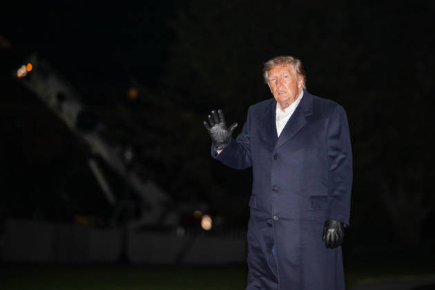 October 8, 2026, Washington, District Of Columbia, United States: President DONALD TRUMP walks across the South Lawn of the White House after arriving aboard Marine One following a trip to San Antonio, Texas, where he attended a campaign rally ahead of the November midterm elections. Washington United States  - ZUMAk206 20261008_znp_k206_005 Copyright: xMattxKaminskyx