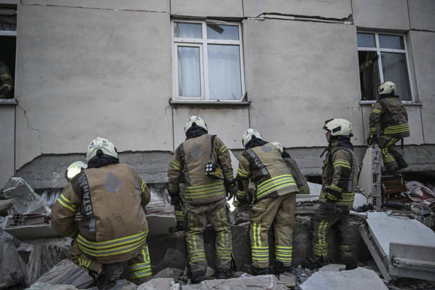 Partial collapse occurs in 7-story building in Istanbul s Maltepe district ISTANBUL, TURKIYE - OCTOBER 8: Search and rescue personnel, including firefighters, AFAD, UMKE, and police teams, operate at the site of a partial building collapse in the Cevizli neighborhood of Maltepe district, Istanbul, Turkiye on October 8, 2026. Trapped residents on the unaffected upper floors were evacuated while emergency teams initiated search and rescue efforts beneath the collapsed lower levels. Murat Sengul Anadolu Istanbul Turkey. Editorial use only. Please get in touch for any other usage.  Copyright: x2026xAnadoluxMuratxSengulx