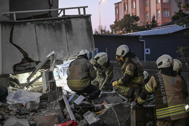 Partial collapse occurs in 7-story building in Istanbul s Maltepe district ISTANBUL, TURKIYE - OCTOBER 8: Search and rescue personnel, including firefighters, AFAD, UMKE, and police teams, operate at the site of a partial building collapse in the Cevizli neighborhood of Maltepe district, Istanbul, Turkiye on October 8, 2026. Trapped residents on the unaffected upper floors were evacuated while emergency teams initiated search and rescue efforts beneath the collapsed lower levels. Murat Sengul Anadolu Istanbul Turkey. Editorial use only. Please get in touch for any other usage.  Copyright: x2026xAnadoluxMuratxSengulx