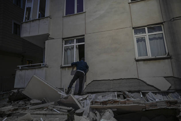 Partial collapse occurs in 7-story building in Istanbul s Maltepe district ISTANBUL, TURKIYE - OCTOBER 8: Search and rescue personnel, including firefighters, AFAD, UMKE, and police teams, operate at the site of a partial building collapse in the Cevizli neighborhood of Maltepe district, Istanbul, Turkiye on October 8, 2026. Trapped residents on the unaffected upper floors were evacuated while emergency teams initiated search and rescue efforts beneath the collapsed lower levels. Murat Sengul Anadolu Istanbul Turkey. Editorial use only. Please get in touch for any other usage.  Copyright: x2026xAnadoluxMuratxSengulx
