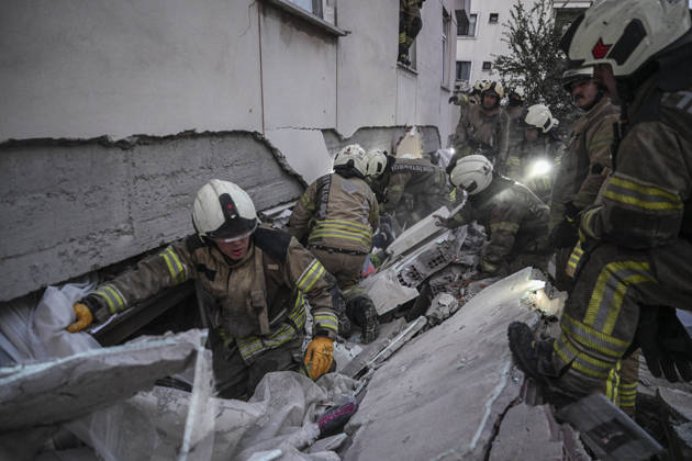 Partial collapse occurs in 7-story building in Istanbul s Maltepe district ISTANBUL, TURKIYE - OCTOBER 8: Search and rescue teams continue efforts to locate and rescue people trapped under the rubble as an injured person is taken to a hospital by ambulance after the lower floors of a seven-story building partially collapse in the Maltepe district of Istanbul, Turkiye, on October 8, 2026. Murat Sengul Anadolu Istanbul Turkey. Editorial use only. Please get in touch for any other usage.  Copyright: x2026xAnadoluxMuratxSengulx