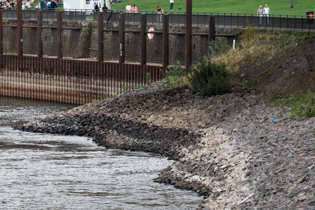 Düsseldorf, Rhein: Niedrigwasser im Fluss, Trockenheit, Pegel, Pegelstände, Wasserstand, Wirtschaft, Logistik, trockenes Ufer, Schiffe, Schifffahrt, Markierungen an Steinen Copyright: xThiemoxRudolphx