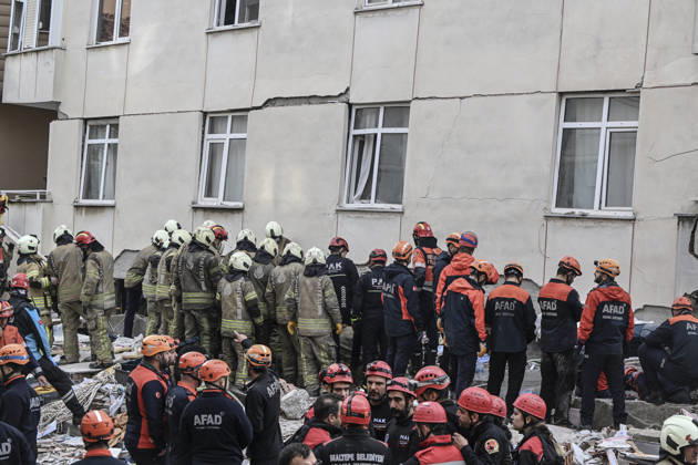 Partial collapse occurs in 7-story building in Istanbul s Maltepe district ISTANBUL, TURKIYE - OCTOBER 08: Search and rescue teams conduct operations at the site of a seven-story building that partially collapsed in the Maltepe district of Istanbul, Turkiye, on October 08, 2026. Search and rescue efforts are ongoing following the collapse of several floors of the building. Five people have been rescued alive from the rubble and taken to hospitals, while 10 others have been safely evacuated from the upper floors. Seven people are believed to remain trapped under the debris, with rescue teams establishing contact with four of them. Murat Sengul Anadolu Istanbul Turkey. Editorial use only. Please get in touch for any other usage.  Copyright: x2026xAnadoluxMuratxSengulx