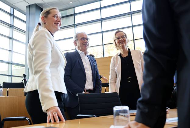 Sonderplenum Thueringer Landtag 07.10.2026, Erfurt, Thueringer Landtag, 55. Plenarsitzung, Sonderplenum, Verhandlungsgegenstand ist die Aufloesung des 8. Thueringer Landtags gemaess Artikel 50 Abs. 2 Satz 1 Nr. 1 der Verfassung des Freistaats Thueringen Antrag der AfD im Bild: Ministerin fuer Justiz, Migration und Verbraucherschutz: Beate Meissner (CDU) , Minister fuer Inneres und Kommunales Georg Maier (SPD) und Finanzministerin Katja Wolf (Thueringen.Gerecht)