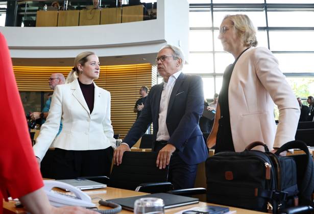 Sonderplenum Thueringer Landtag 07.10.2026, Erfurt, Thueringer Landtag, 55. Plenarsitzung, Sonderplenum, Verhandlungsgegenstand ist die Aufloesung des 8. Thueringer Landtags gemaess Artikel 50 Abs. 2 Satz 1 Nr. 1 der Verfassung des Freistaats Thueringen Antrag der AfD im Bild: Ministerin fuer Justiz, Migration und Verbraucherschutz: Beate Meissner (CDU), Minister fuer Inneres und Kommunales Georg Maier (SPD) und Finanzministerin Katja Wolf (Thueringen.Gerecht)