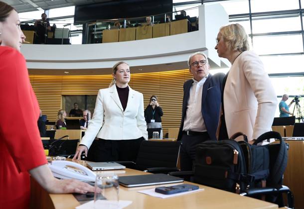 Sonderplenum Thueringer Landtag 07.10.2026, Erfurt, Thueringer Landtag, 55. Plenarsitzung, Sonderplenum, Verhandlungsgegenstand ist die Aufloesung des 8. Thueringer Landtags gemaess Artikel 50 Abs. 2 Satz 1 Nr. 1 der Verfassung des Freistaats Thueringen Antrag der AfD im Bild: Ministerin fuer Justiz, Migration und Verbraucherschutz: Beate Meissner (CDU), Minister fuer Inneres und Kommunales Georg Maier (SPD) und Finanzministerin Katja Wolf (Thueringen.Gerecht)