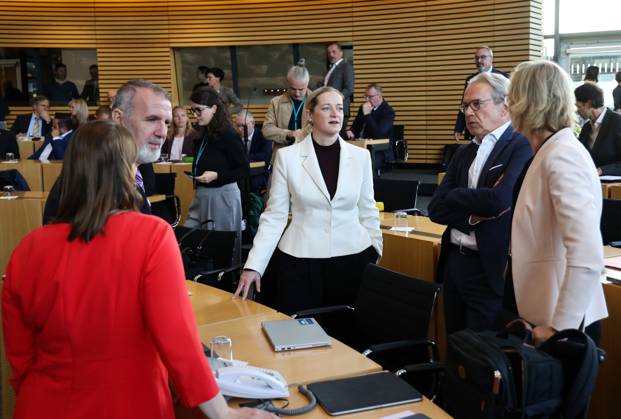 Sonderplenum Thueringer Landtag 07.10.2026, Erfurt, Thueringer Landtag, 55. Plenarsitzung, Sonderplenum, Verhandlungsgegenstand ist die Aufloesung des 8. Thueringer Landtags gemaess Artikel 50 Abs. 2 Satz 1 Nr. 1 der Verfassung des Freistaats Thueringen Antrag der AfD im Bild: Minister fuer Digitales und Infrastruktur Steffen Schuetz (Thueringen.Gerecht), Ministerin fuer Justiz, Migration und Verbraucherschutz: Beate Meissner (CDU) , Minister fuer Inneres und Kommunales Georg Maier (SPD) und Finanzministerin Katja Wolf (Thueringen.Gerecht)