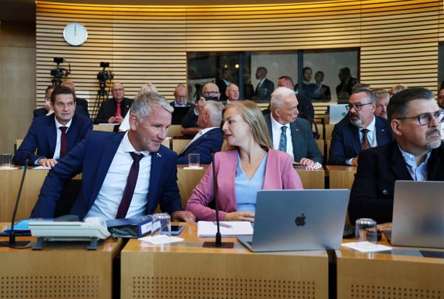 Sonderplenum Thueringer Landtag 07.10.2026, Erfurt, Thueringer Landtag, 55. Plenarsitzung, Sonderplenum, Verhandlungsgegenstand ist die Aufloesung des 8. Thueringer Landtags gemaess Artikel 50 Abs. 2 Satz 1 Nr. 1 der Verfassung des Freistaats Thueringen Antrag der AfD im Bild: Uwe Thrum (AfD) , Fraktionsvorsitzender Bjoern Hoecke (AfD), Wiebke Muhsal (AfD), Joerg Prophet (AfD) , Sascha Schloesser (AfD) und Jens Cotta (AfD)