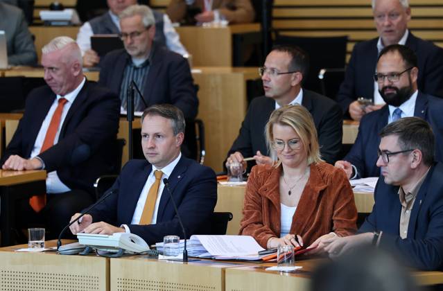 Sonderplenum Thueringer Landtag 07.10.2026, Erfurt, Thueringer Landtag, 55. Plenarsitzung, Sonderplenum, Verhandlungsgegenstand ist die Aufloesung des 8. Thueringer Landtags gemaess Artikel 50 Abs. 2 Satz 1 Nr. 1 der Verfassung des Freistaats Thueringen Antrag der AfD im Bild: Andreas Buehl (CDU), Ulrike Jary (CDU) und Christoph Zippel (CDU)