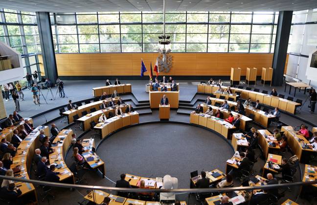 Sonderplenum Thueringer Landtag 07.10.2026, Erfurt, Thueringer Landtag, 55. Plenarsitzung, Sonderplenum, Verhandlungsgegenstand ist die Aufloesung des 8. Thueringer Landtags gemaess Artikel 50 Abs. 2 Satz 1 Nr. 1 der Verfassung des Freistaats Thueringen Antrag der AfD im Bild: Uebersicht Plenarsaal waehrend der Rede von Fraktionsvorsitzender Bjoern Hoecke (AfD)