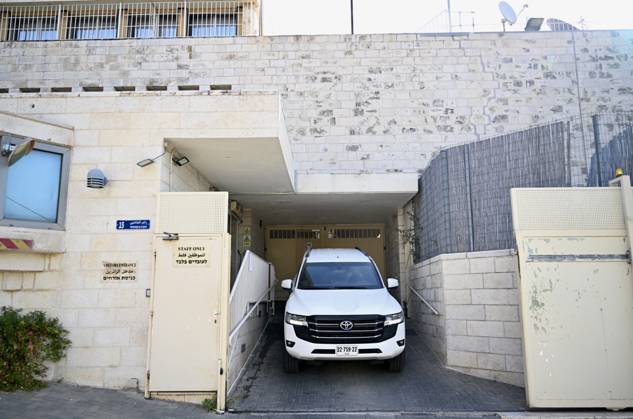 Israel suspends UK Consulate General s operations in East Jerusalem JERUSALEM - OCTOBER 8: Vehicles leave the British Consulate General after Israel suspends its operations in retaliation for Britain s decision to ban imports of products made in illegal Israeli settlements, in East Jerusalem on October 8, 2026. The decision comes amid escalating tensions between Israel and the United Kingdom over Israeli settlement policies. Mostafa Alkharouf Anadolu Jerusalem Israel. Editorial use only. Please get in touch for any other usage.  Copyright: x2026xAnadoluxMostafaxAlkharoufx