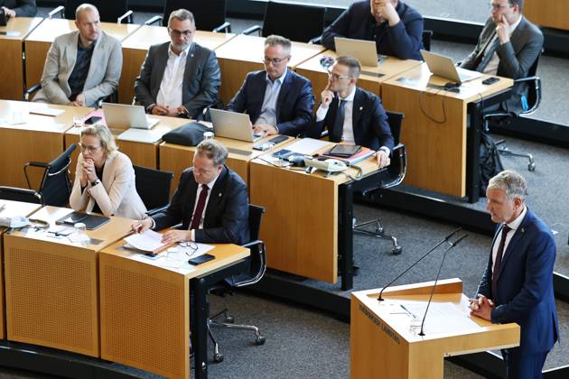 Sonderplenum Thueringer Landtag 07.10.2026, Erfurt, Thueringer Landtag, 55. Plenarsitzung, Sonderplenum, Verhandlungsgegenstand ist die Aufloesung des 8. Thueringer Landtags gemaess Artikel 50 Abs. 2 Satz 1 Nr. 1 der Verfassung des Freistaats Thueringen Antrag der AfD im Bild: Fraktionsvorsitzender Bjoern Hoecke (AfD) am Rednerpult, links Finanzministerin Katja Wolf (Thueringen.Gerecht) und Ministerpraesident Mario Voigt (CDU)