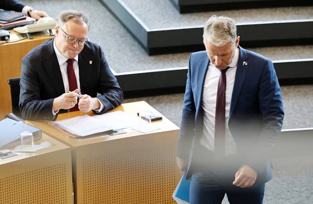 Sonderplenum Thueringer Landtag 07.10.2026, Erfurt, Thueringer Landtag, 55. Plenarsitzung, Sonderplenum, Verhandlungsgegenstand ist die Aufloesung des 8. Thueringer Landtags gemaess Artikel 50 Abs. 2 Satz 1 Nr. 1 der Verfassung des Freistaats Thueringen Antrag der AfD im Bild: Ministerpraesident Mario Voigt (CDU) und Fraktionsvorsitzender Bjoern Hoecke (AfD)