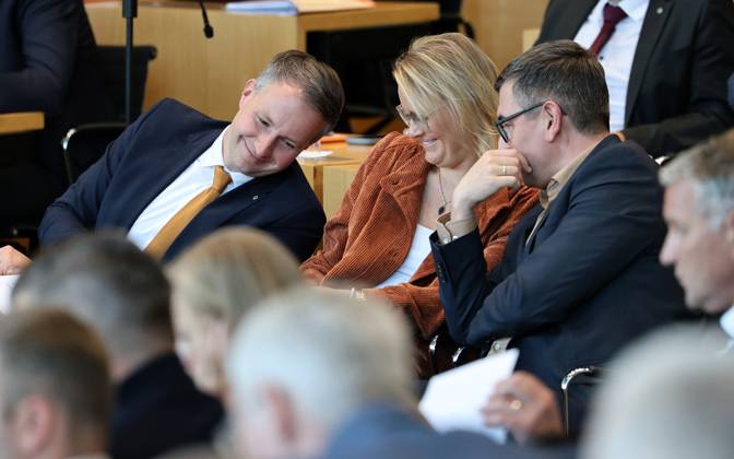 Sonderplenum Thueringer Landtag 07.10.2026, Erfurt, Thueringer Landtag, 55. Plenarsitzung, Sonderplenum, Verhandlungsgegenstand ist die Aufloesung des 8. Thueringer Landtags gemaess Artikel 50 Abs. 2 Satz 1 Nr. 1 der Verfassung des Freistaats Thueringen Antrag der AfD im Bild: Andreas Buehl (CDU) , Ulrike Jary (CDU) und Christoph Zippel (CDU) im Gespraech