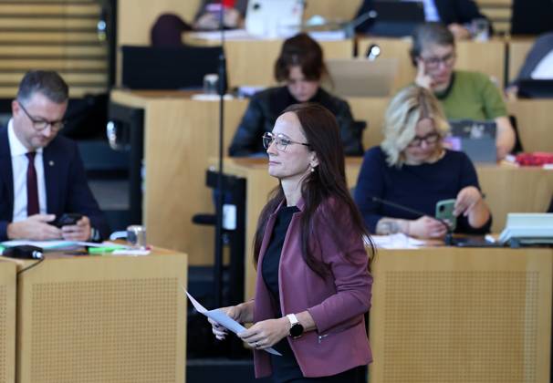 Sonderplenum Thueringer Landtag 07.10.2026, Erfurt, Thueringer Landtag, 55. Plenarsitzung, Sonderplenum, Verhandlungsgegenstand ist die Aufloesung des 8. Thueringer Landtags gemaess Artikel 50 Abs. 2 Satz 1 Nr. 1 der Verfassung des Freistaats Thueringen Antrag der AfD im Bild: Anke Wirsing (fraktionslos) geht zum Rednerpult