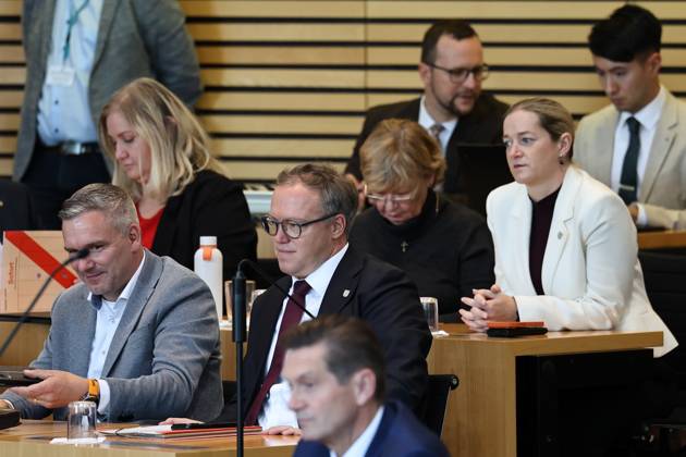Sonderplenum Thueringer Landtag 07.10.2026, Erfurt, Thueringer Landtag, 55. Plenarsitzung, Sonderplenum, Verhandlungsgegenstand ist die Aufloesung des 8. Thueringer Landtags gemaess Artikel 50 Abs. 2 Satz 1 Nr. 1 der Verfassung des Freistaats Thueringen Antrag der AfD im Bild: Ministerpraesident Mario Voigt (CDU) und Ministerin fuer Justiz, Migration und Verbraucherschutz Beate Meissner (CDU) sitzen auf ihren Fraktionsplaetzen