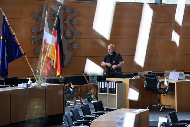 Sonderplenum Thueringer Landtag 07.10.2026, Erfurt, Thueringer Landtag, 55. Plenarsitzung, Sonderplenum, Verhandlungsgegenstand ist die Aufloesung des 8. Thueringer Landtags gemaess Artikel 50 Abs. 2 Satz 1 Nr. 1 der Verfassung des Freistaats Thueringen Antrag der AfD im Bild: ein Spuerhund (Malinois) hat den Plenarsaal auf verdaechtige Gegenstaende durchsucht und nun seine Belohnung erhalten