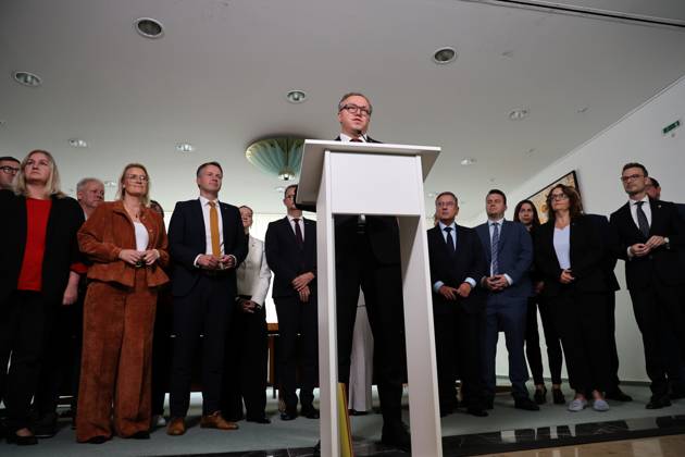 Thueringer Landtag - Statement Ministerpraesident Mario Voigt (CDU) 07.10.2026, Erfurt, Thueringer Landtag, Statement von Ministerpraesident Mario Voigt (CDU), er hat die Klage zurueckgezogen, er akzeptiert die Aberkennung seines Doktortitels - das Statement gibt er mit der geschlossenen Fraktion ab, die symbolisch hinter ihm steht