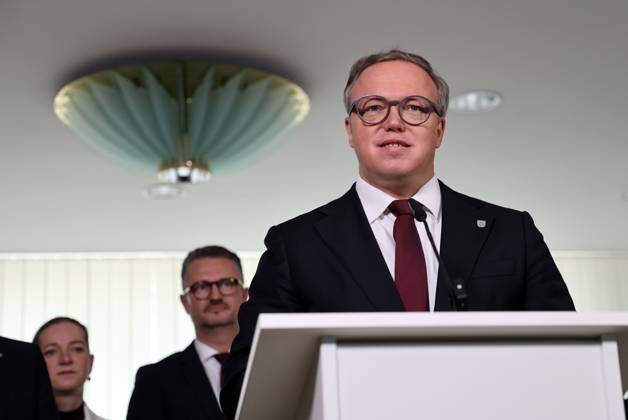 Thueringer Landtag - Statement Ministerpraesident Mario Voigt (CDU) 07.10.2026, Erfurt, Thueringer Landtag, Statement von Ministerpraesident Mario Voigt (CDU), er hat die Klage zurueckgezogen, er akzeptiert die Aberkennung seines Doktortitels - das Statement gibt er mit der geschlossenen Fraktion ab, die symbolisch hinter ihm steht