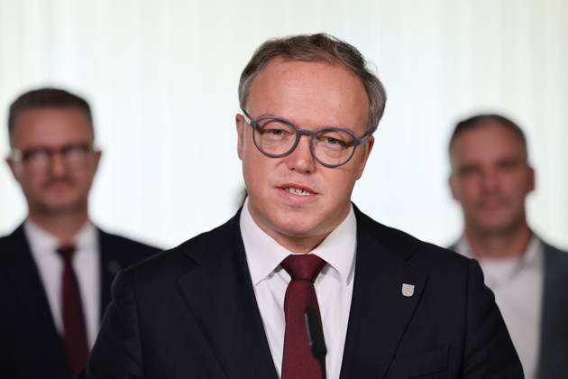 Thueringer Landtag - Statement Ministerpraesident Mario Voigt (CDU) 07.10.2026, Erfurt, Thueringer Landtag, Statement von Ministerpraesident Mario Voigt (CDU), er hat die Klage zurueckgezogen, er akzeptiert die Aberkennung seines Doktortitels - das Statement gibt er mit der geschlossenen Fraktion ab, die symbolisch hinter ihm steht
