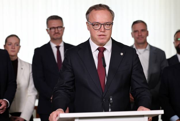 Thueringer Landtag - Statement Ministerpraesident Mario Voigt (CDU) 07.10.2026, Erfurt, Thueringer Landtag, Statement von Ministerpraesident Mario Voigt (CDU), er hat die Klage zurueckgezogen, er akzeptiert die Aberkennung seines Doktortitels - das Statement gibt er mit der geschlossenen Fraktion ab, die symbolisch hinter ihm steht