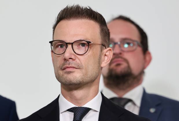 Thueringer Landtag - Statement Ministerpraesident Mario Voigt (CDU) 07.10.2026, Erfurt, Thueringer Landtag, Chef der Staatskanzlei und Minister für Bundes- und Europaangelegenheiten, Sport und Ehrenamt Stefan Gruhner (CDU) , dahinter Landtagspraesident Thadaeus Koenig (CDU)