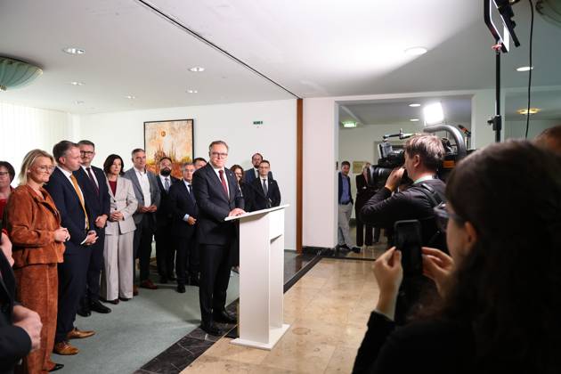 Thueringer Landtag - Statement Ministerpraesident Mario Voigt (CDU) 07.10.2026, Erfurt, Thueringer Landtag, Statement von Ministerpraesident Mario Voigt (CDU), er hat die Klage zurueckgezogen, er akzeptiert die Aberkennung seines Doktortitels - das Statement gibt er mit der geschlossenen Fraktion ab, die symbolisch hinter ihm steht