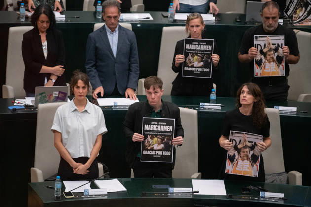 The Madrid City Council holds a special plenary session to approve two plans to increase housing. The spokesperson for Más Madrid on the City Council, Rita Maestre i, and the Más Madrid council members hold up a poster of Maricarmen during a special plenary session at the Palacio de Cibeles on October 8, 2026, in Madrid, Spain. The Madrid City Council is holding a special plenary session to give the green light to two special plans initially approved by the Governing Board, one of which will allow for the establishment of any type of lodging—including aparthotels, flex living, guesthouses, or lodging facilities on more than 240 industrial-use lots spread across eight districts of the capital, and one that amends municipal regulations to al Copyright: xFernandoxSanchezx 7827625