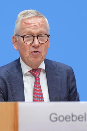 Bundespressekonferenz, Jahresbericht des Nationalen Normenkontrollrat (NKR) zum Buerokratieabbau Lutz Goebel Vorsitzender des NKR bei der Vorstellung des Jahresbericht des Nationalen Normenkontrollrat zum Buerokratieabbau, Berlin, 08.10.2026 Berlin Berlin Deutschland