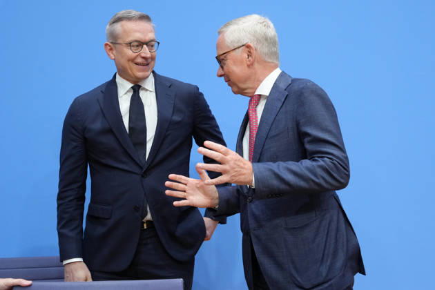 Bundespressekonferenz, Jahresbericht des Nationalen Normenkontrollrat (NKR) zum Buerokratieabbau Dr. Karsten Wildberger (Digitalminister) gemeinsam im Austausch und Dialog mit Lutz Goebel Vorsitzender des NKR bei der Vorstellung des Jahresbericht des Nationalen Normenkontrollrat zum Buerokratieabbau, Berlin, 08.10.2026 Berlin Berlin Deutschland