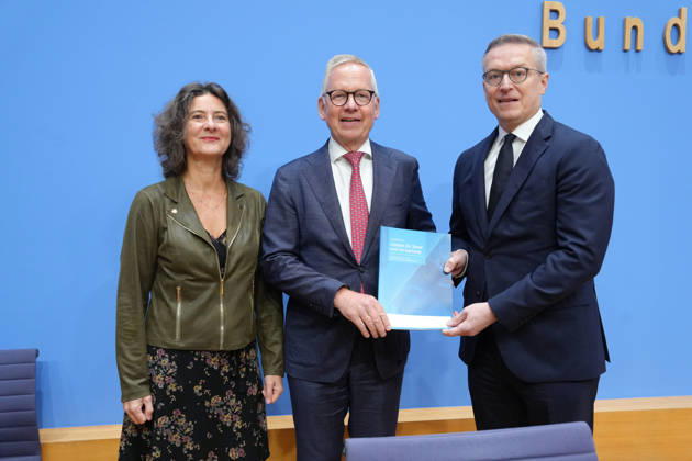 Bundespressekonferenz, Jahresbericht des Nationalen Normenkontrollrat (NKR) zum Buerokratieabbau Prof. Dr. Sabine Kuhlmann gemeinsam mit Dr. Karsten Wildberger (Digitalminister) und Lutz Goebel und dem gebundenen Bericht in der Hand bei der Vorstellung des Jahresbericht des Nationalen Normenkontrollrat zum Buerokratieabbau, Berlin, 08.10.2026 Berlin Berlin Deutschland