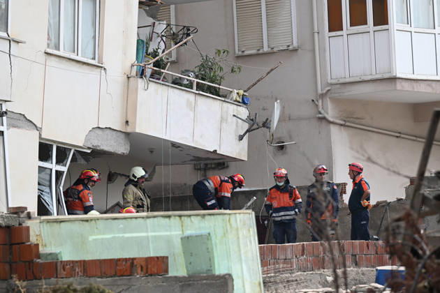 Search and rescue operations continue at partially collapsed building in Istanbul ISTANBUL, TURKIYE - OCTOBER 08: Search and rescue teams conduct operations at the site of a seven-story building that partially collapsed in the Maltepe district of Istanbul, Turkiye, on October 08, 2026. Emergency personnel and ambulances are deployed to the scene as search and rescue efforts continue. Ahmet Okatali Anadolu Istanbul Turkey. Editorial use only. Please get in touch for any other usage.  Copyright: x2026xAnadoluxAhmetxOkatalix