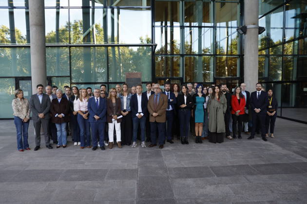 A Minute of Silence for Maricarmen in Front of the Madrid Assembly Members of the PSOE and Más Madrid during the minute of silence for Maricarmen Abascal, in front of the Madrid Assembly, on October 8, 2026, in Madrid, Spain. The PSOE and Más Madrid organized this minute of silence outside the Assembly’s doors after the PP refused to hold the minute of silence inside the chamber. The minute of silence serves to honor the memory of Maricarmen Abascal, the 87-year-old woman who was evicted from her home—where she had lived for 71 years—and who passed away yesterday in the hospital. OCTOBER 8, 2026, Madrid, Spain  Copyright: xEduardoxParrax 7827682