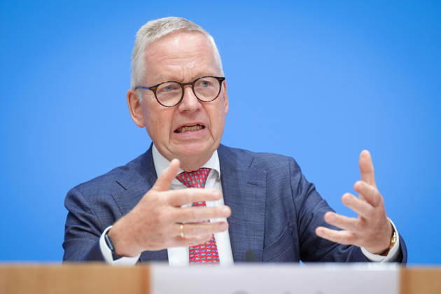 Bundespressekonferenz, Jahresbericht des Nationalen Normenkontrollrat (NKR) zum Buerokratieabbau Lutz Goebel im Portrait untermauert der Vorsitzende des NKR seine Aussagen mit starker Handgeste bei der Vorstellung des Jahresbericht des Nationalen Normenkontrollrat (NKR)zum Buerokratieabbau in der Bundespressekonferenz, Berlin, 08.10.2026 Berlin Berlin Deutschland