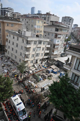 Seven-story residential building partially collapses in Istanbul ISTANBUL, TURKIYE - OCTOBER 08: Search and rescue teams conduct operations at the site of a seven-story building that partially collapsed in the Maltepe district of Istanbul, Turkiye, on October 08, 2026. Emergency personnel and ambulances are deployed to the scene as search and rescue efforts continue. Ahmet Okatali Anadolu Istanbul Turkey. Editorial use only. Please get in touch for any other usage.  Copyright: x2026xAnadoluxAhmetxOkatalix