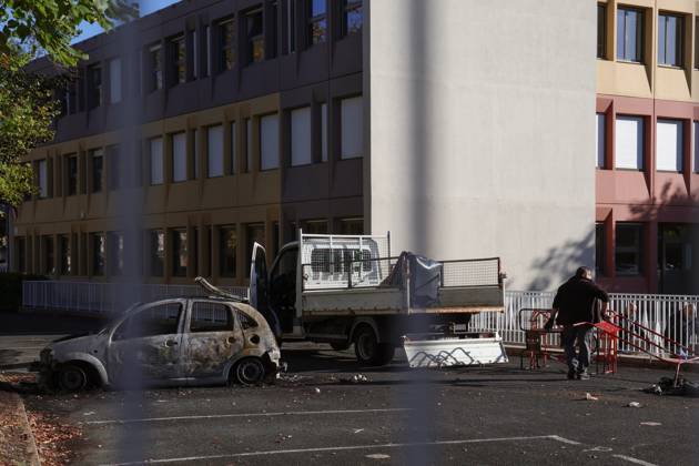 RECORD DATE NOT STATED HIGH SCHOOL STUDENT PROTEST: FIRE AT A HIGH SCHOOL IN POITIERS PHOTOPQR LA NOUVELLE REPUBLIQUE Mathieu Herduin Poitiers 2 Staff members at the Alienor d’Aquitaine High School in Poitiers are clearing up the damage caused by a fire setthe school grounds during the night of October 7–8, 2026 France Fires have broken out at several schools in France as students protest by blocking access to educational institutions nationwide over school funding and learning conditions Poitiers 2 France  Copyright: xPHOTOPQR LAxNOUVELLExREPUBLIQUE xMathieuxHerduinx 20261008NRC9247 20261008NRC9247