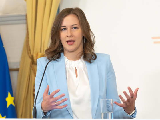 2026-10-08-Präsentation-Elementarbildung Bundesministerin für Europa, Integration und Familie im Bundeskanzleramt Claudia Plakolm (ÖVP) am 8. Oktober 2026 bei der Präsentation des Monitoringberichts Elementarbildung 2025 26 der Statistik Austria im Bundeskanzleramt in Wien, Wien, Österreich.