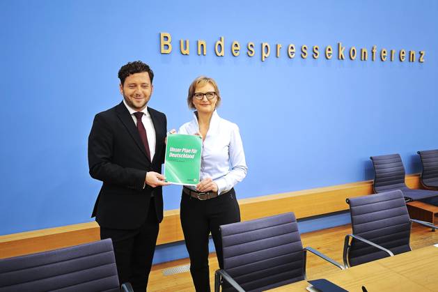 Berlin, Deutschland, 08.10.2026: Bundespressekonferenz: Vorstellung des Leitantrages Unser Plan für Deutschland : Felix Banaszak und Franziska Brantner Copyright: xdtsxNachrichtenagenturx dts_137553